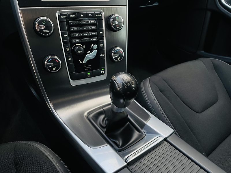 Volvo V60 2.4D5 MANUÁL VÝHŘEV SERVISKA - fotka 37 z 44