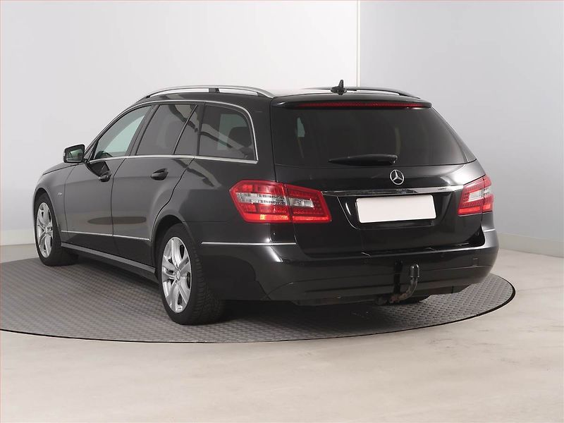 Mercedes-Benz Třídy E (2010) E 250 CDI, Automat, Navi - fotka 4 z 19