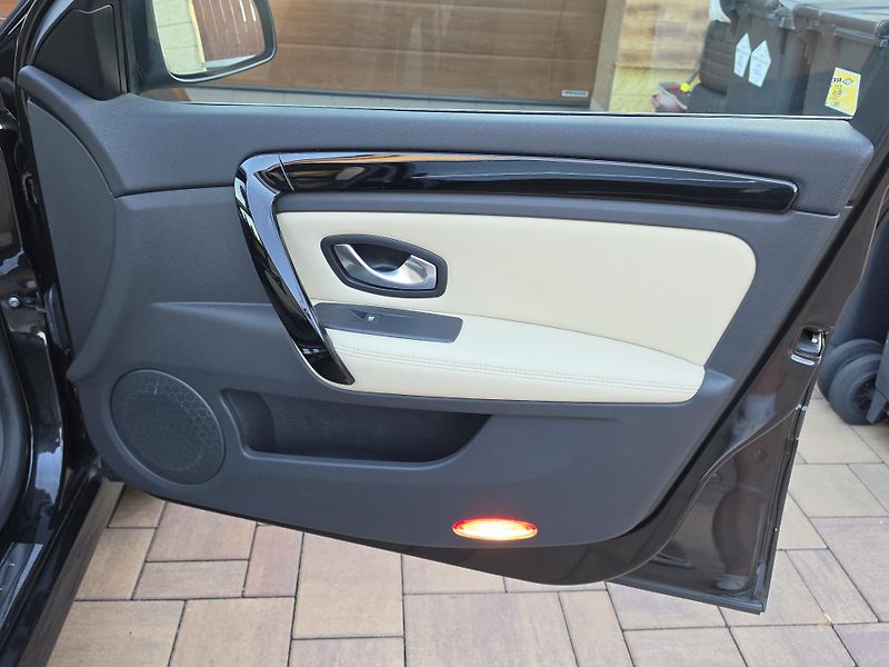 Renault Laguna 2.0dCi 131kW INITIALE*PANORAMA - fotka 41 z 58