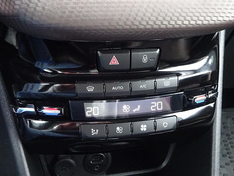 Peugeot 2008 1.2 VTi Allure AUTOMAT SERVIS - fotka 15 z 34
