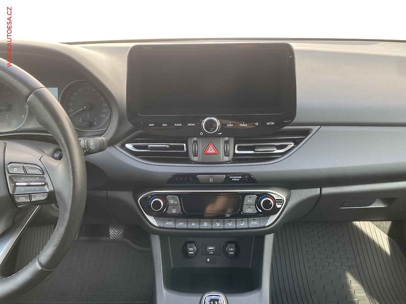 Hyundai i30 (2023) 1.5 T-GDi, 1.maj,ČR, Smart - fotka 12 z 18