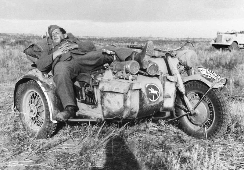 Cestou necestou. Tak jezdil ikonický německý válečný těžký motocykl BMW R75 z období II. světové války, který sloužil na všech frontách.