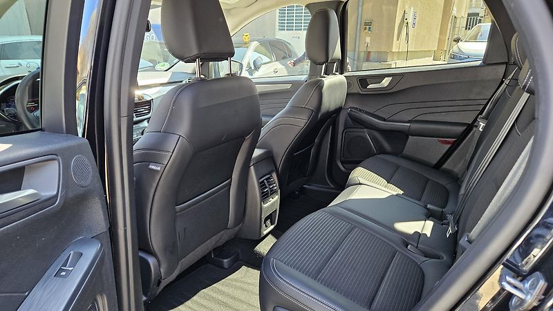 Ford Kuga (2023) 2.5i HEV 140 kW Titanium 4x4  - fotka 11 z 37