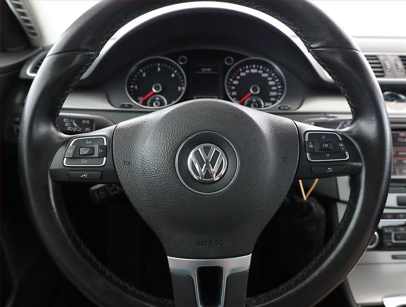 Volkswagen Passat (2011) Highline 2.0 TDI, Serv.kniha - fotka 8 z 17