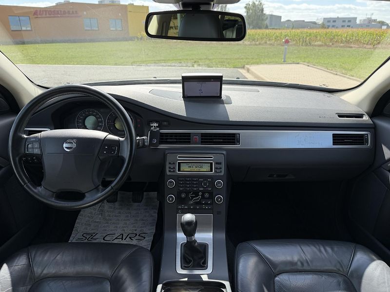Volvo V70 2.4 D5 KŮŽE NAVIGACE SERVISKA - fotka 11 z 44