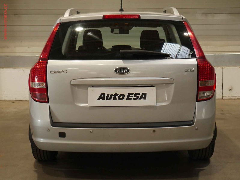 Kia Ceed (2010) 1.6 CRDI, 2.maj,ČR, AC, temp. - fotka 5 z 18