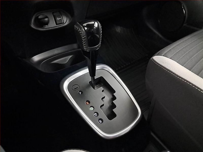 Toyota Yaris (2016) 1.5 Hybrid, Automat, ČR,1.maj - fotka 13 z 20