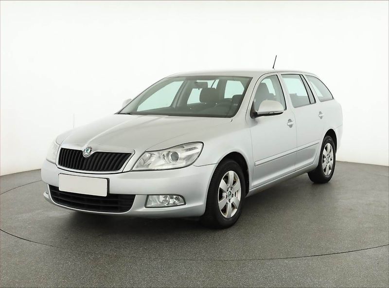 Škoda Octavia (2012) Ambition 1.6 TDI, Tempomat - fotka 2 z 13