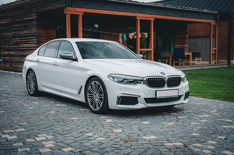 BMW Řada 5 (2017) M550i xDrive ČR  - fotka 7 z 58