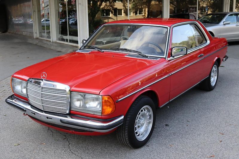 Mercedes-Benz 123 230CE KUPÉ AUTOMAT 100kW - fotka 17 z 48
