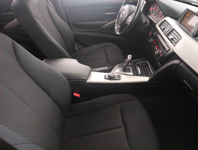 BMW Řada 3 (2013) 320 d xDrive, 4X4, Automat - fotka 9 z 19