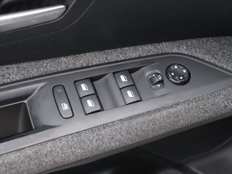 Peugeot 3008 1.2 PureTech 96kW CZ DPH - fotka 14 z 28