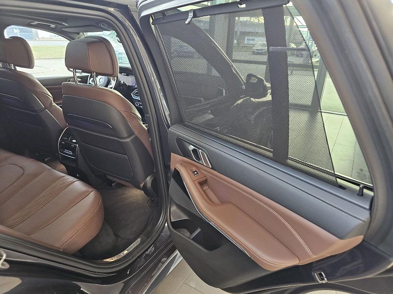 BMW X5 M50i - fotka 26 z 36