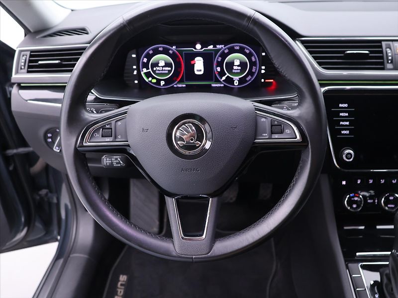 Škoda Superb 2,0 TDI DSG L&K CZ DPH - fotka 24 z 40