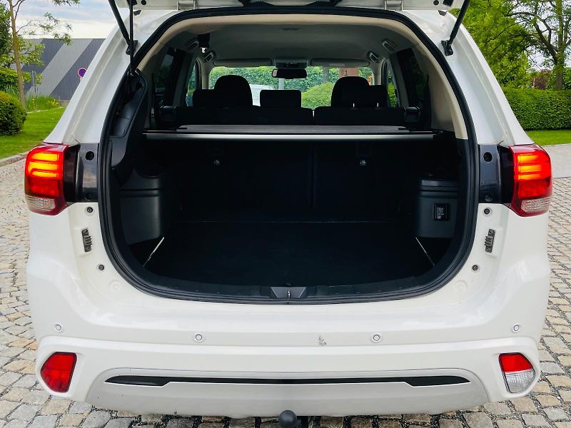 Mitsubishi Outlander 2.4i+HYBRID 4x4 SERVISKA TAŽNÉ - fotka 19 z 53