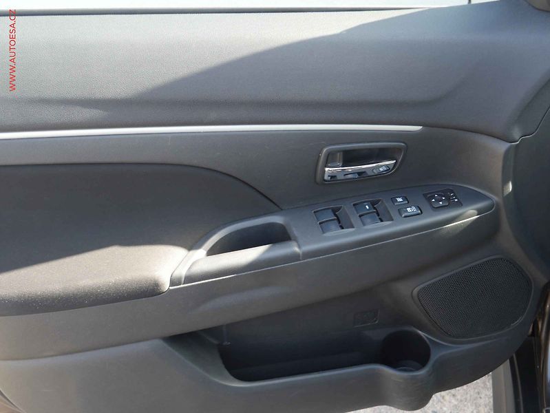 Mitsubishi ASX (2013) 1.8 Di-D 4x4, 1.maj,ČR - fotka 14 z 16