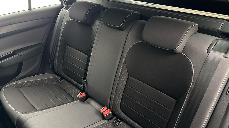 Škoda Fabia 1.0 TSI Ambition Combi - fotka 16 z 23