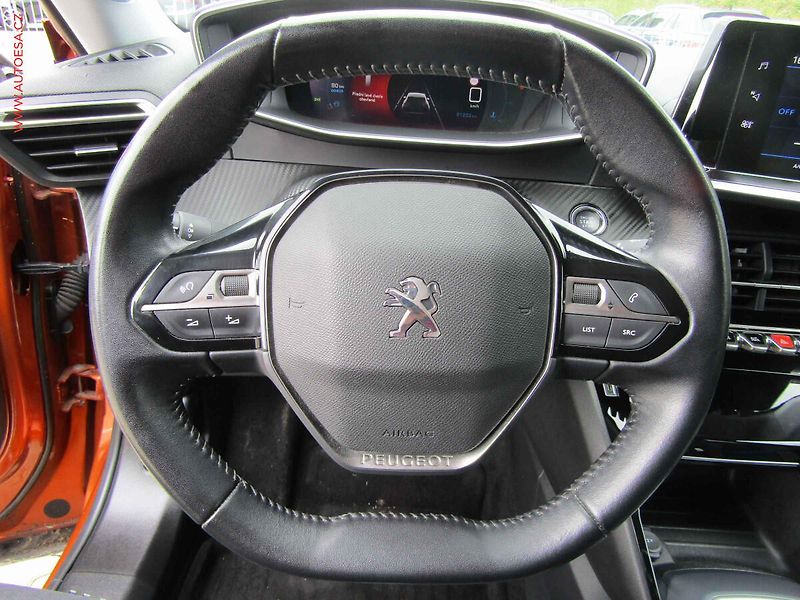 Peugeot 2008 (2020) 1.2PT, Allure, LED, kamera - fotka 12 z 15