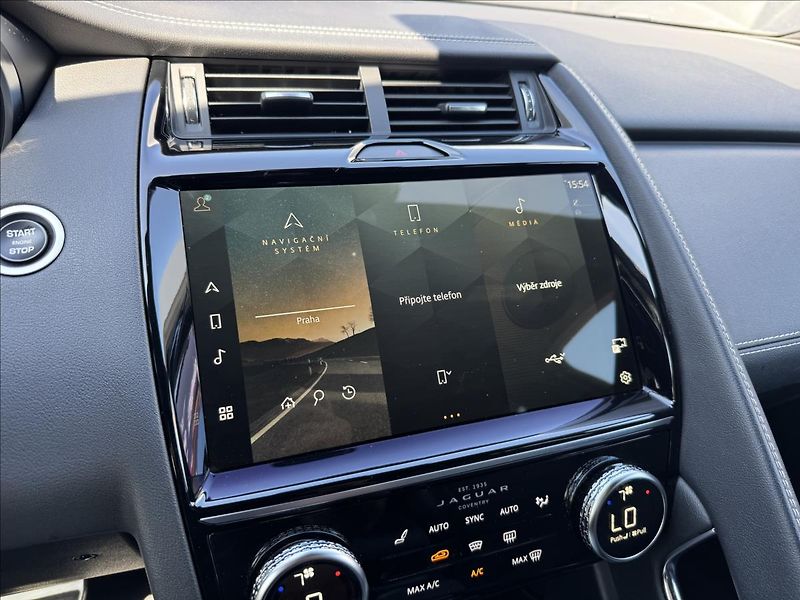 Jaguar E-Pace 1,5 P300e R-Dynamic SE AWD AT - fotka 19 z 34