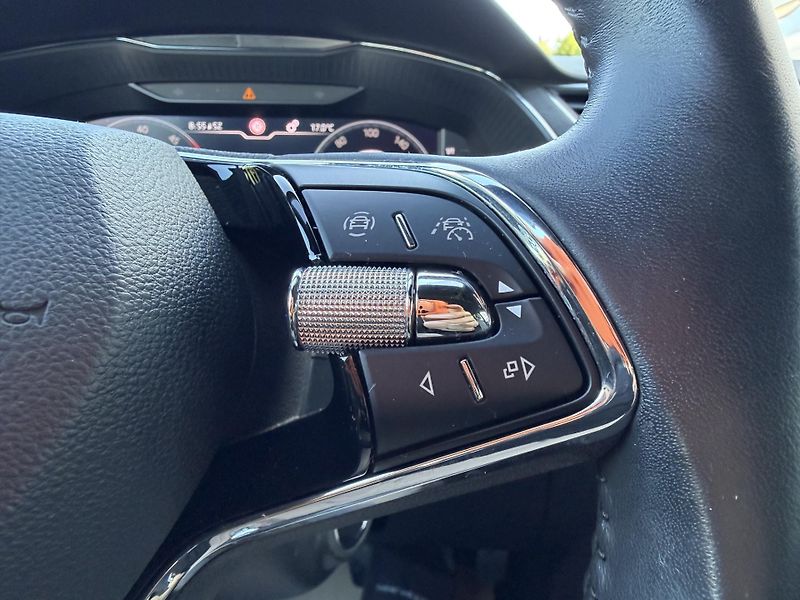Škoda Superb 2.0 TDI 110kW L&K Combi DSG - fotka 28 z 38