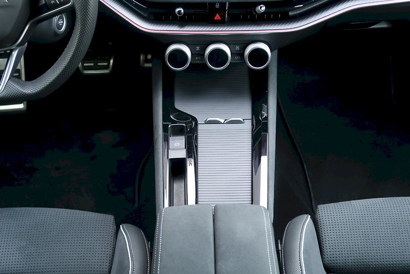 Škoda Superb (2026) Combi SportLine 2,0 TDi/110 kW - fotka 9 z 33