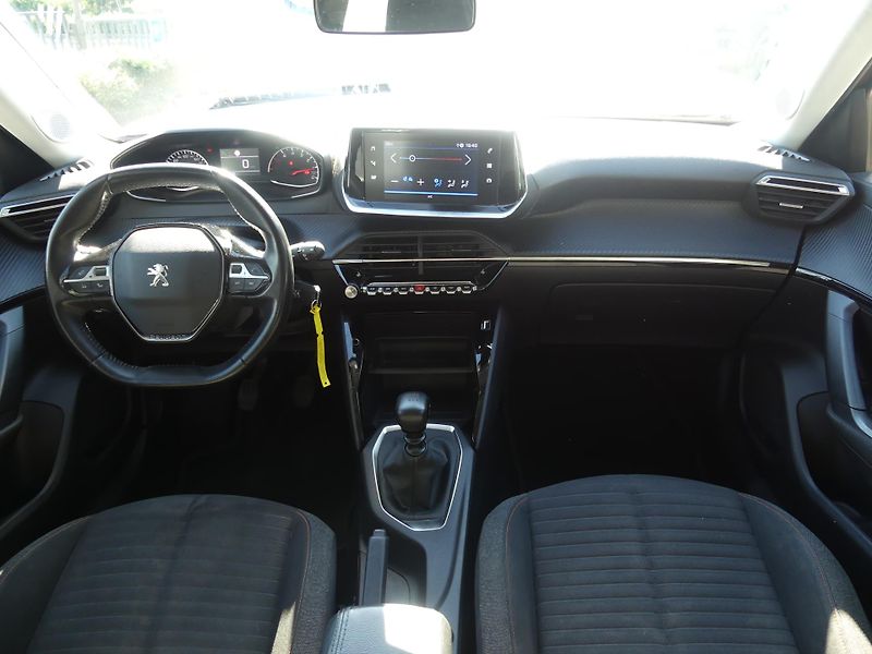 Peugeot 2008 (2020) 1,2 PureTech MAN6 - fotka 12 z 22