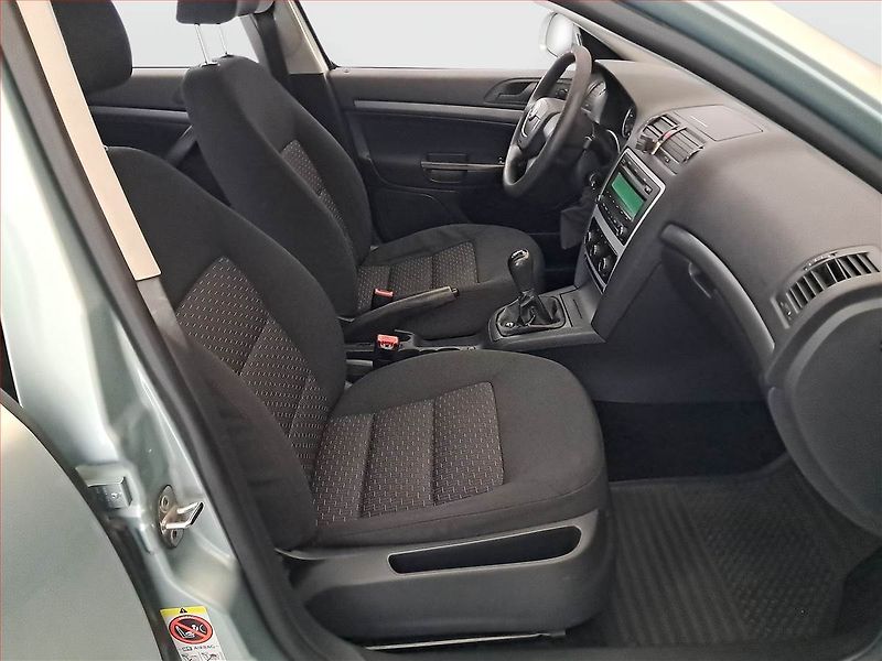 Škoda Octavia (2011) 1.9 TDI, po STK, slušný stav - fotka 9 z 17