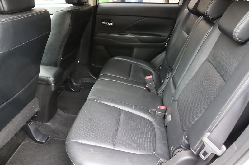 Mitsubishi Outlander 2.2DI-D 4X4 7 MÍST 110kW - fotka 38 z 50