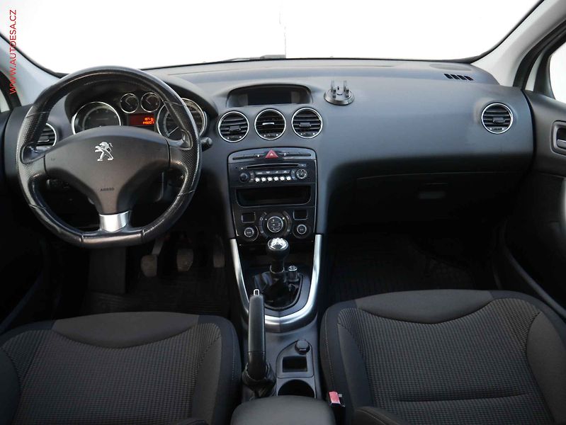 Peugeot 308 (2013) 1.6 i, AC, tempo, park.asist - fotka 8 z 17