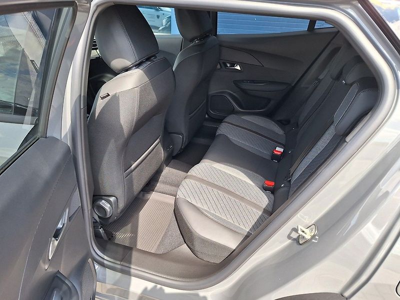 Peugeot 2008 (2025) ALLURE PureTech 130 EAT8 - fotka 11 z 17
