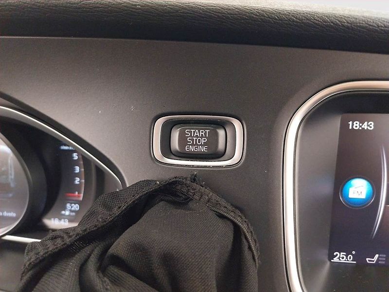 Volvo V40 (2019) 2.0 D3, Automat, Serv.kniha - fotka 20 z 21