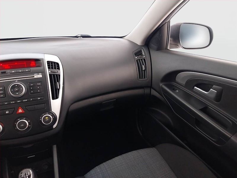 Kia Ceed (2010) 1.6 CVVT, Serv.kniha, po STK - fotka 8 z 16