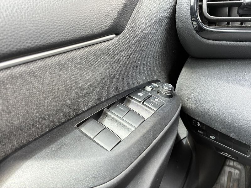Toyota Yaris 1.5 HSD e-CVT Premier Edition - fotka 13 z 23