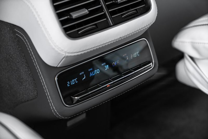 Mercedes-Benz GLS 4MATIC MAYBACH - fotka 23 z 27