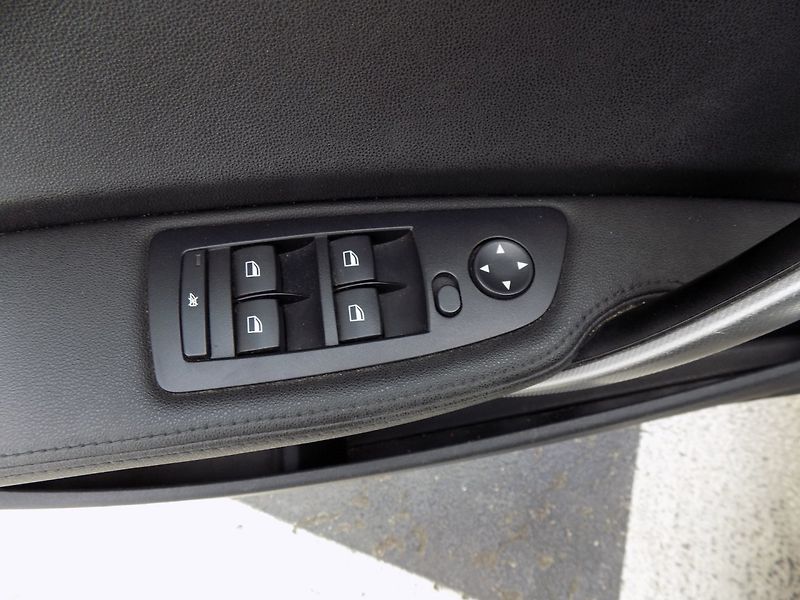BMW Řada 1 (2006) 130i/M-Paket/NAVI/Bi-xenon/ - fotka 20 z 34