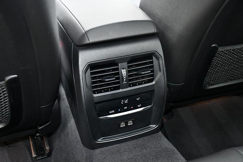 BMW Řada 3 320d xDrive M-SPORT   - fotka 26 z 64