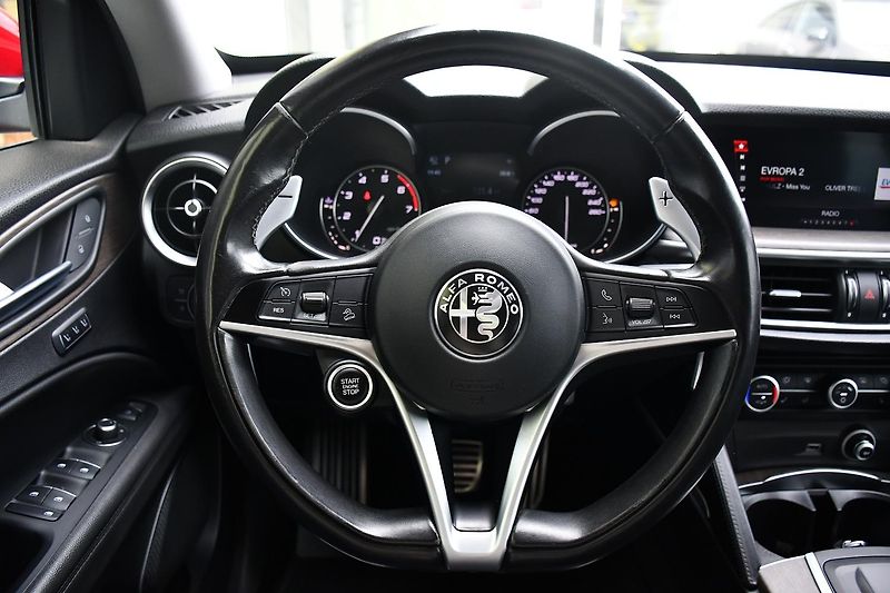 Alfa Romeo Stelvio 2.0 206kW Q4 VELOCE - fotka 22 z 35