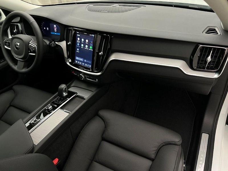 Volvo V60 (2026) B4 PLUS DARK AUT - fotka 18 z 44