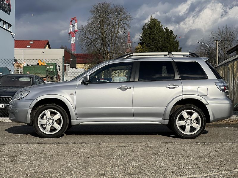 Mitsubishi Outlander Navigator 2.0i 4x4 KLIMA ALU - fotka 4 z 32