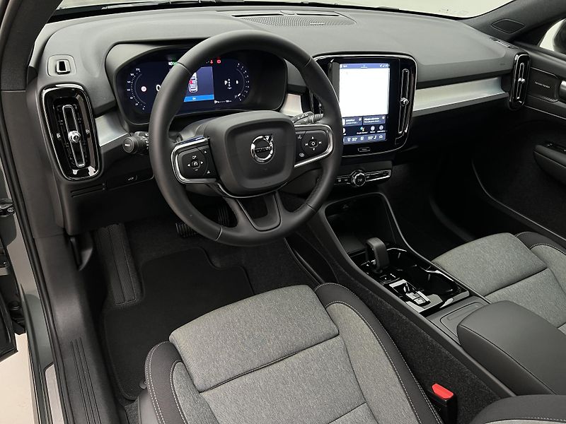 Volvo XC40 (2026) B4 PLUS BLACK EDITION AUT - fotka 4 z 37