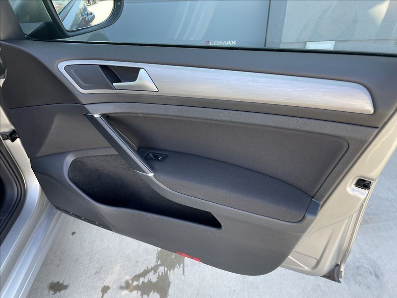 Volkswagen Golf 1,2 TSI 77KW DSG,ČR.1.MAJ. - fotka 20 z 33
