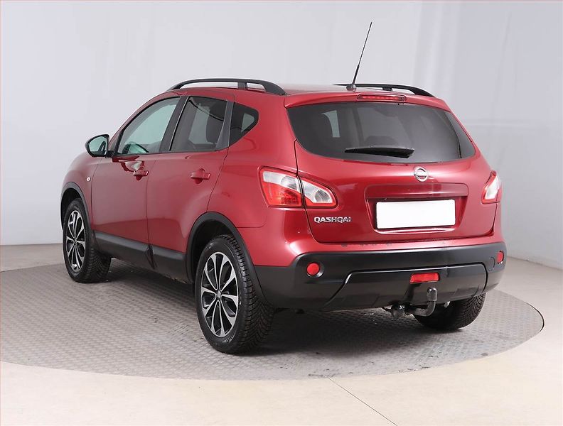 Nissan Qashqai (2013) 1.6, Tempomat, Park. senzory - fotka 4 z 15