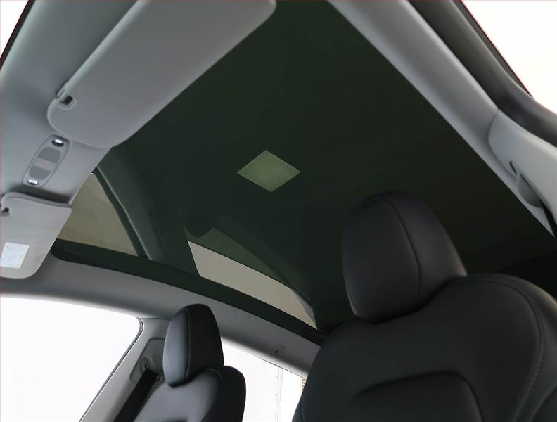 Tesla Model Y (2023) RWD LFP 60kWh, SoH 98% - fotka 22 z 33