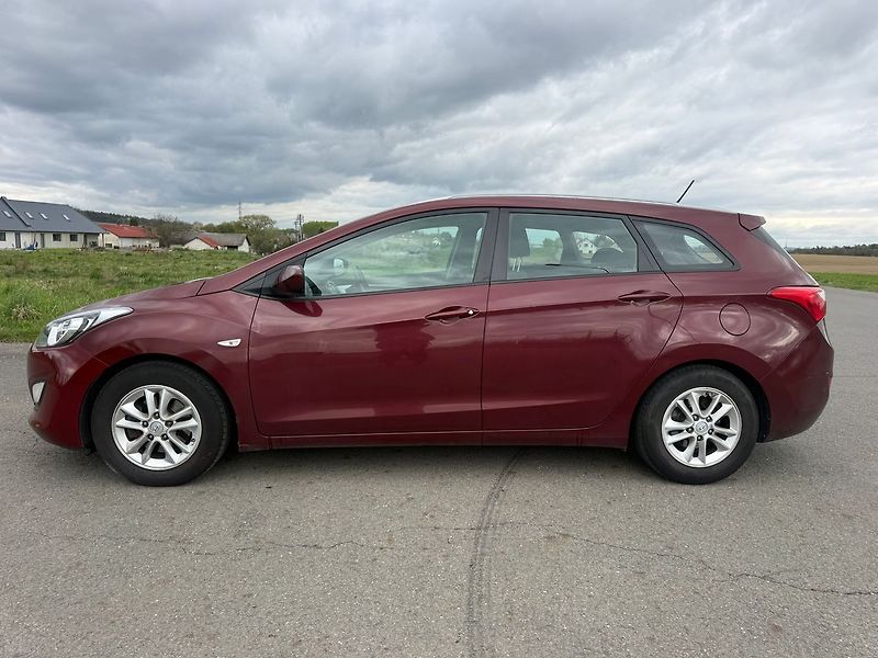 Hyundai i30 COMFORT 1,6 81 kW - fotka 2 z 17