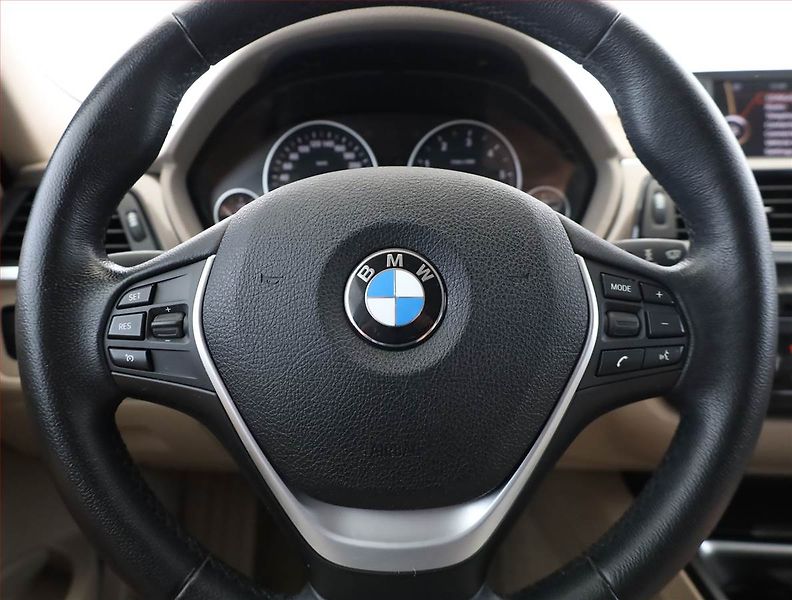 BMW Řada 3 (2013) Modern Line 320 d xDrive, 4X4 - fotka 8 z 15