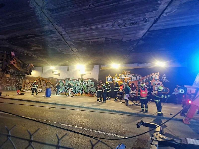 Nehoda ve Vídeňské ulici: pod železničním mostem se zaklínila vrtná souprava převážená na podvalníku.