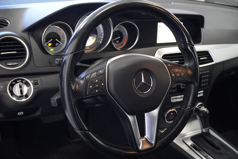 Mercedes-Benz Třídy C (2012) C350 3,5I V6 COUPE AMG-LINE  - fotka 15 z 31