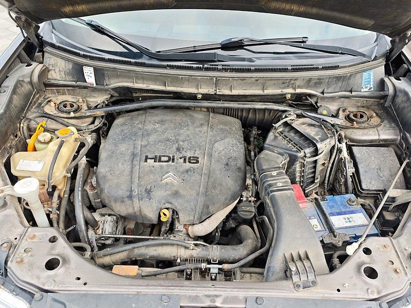 Citroën C-Crosser (2011) 2,2 HDI 4x4 7Míst 115 KW - fotka 29 z 33