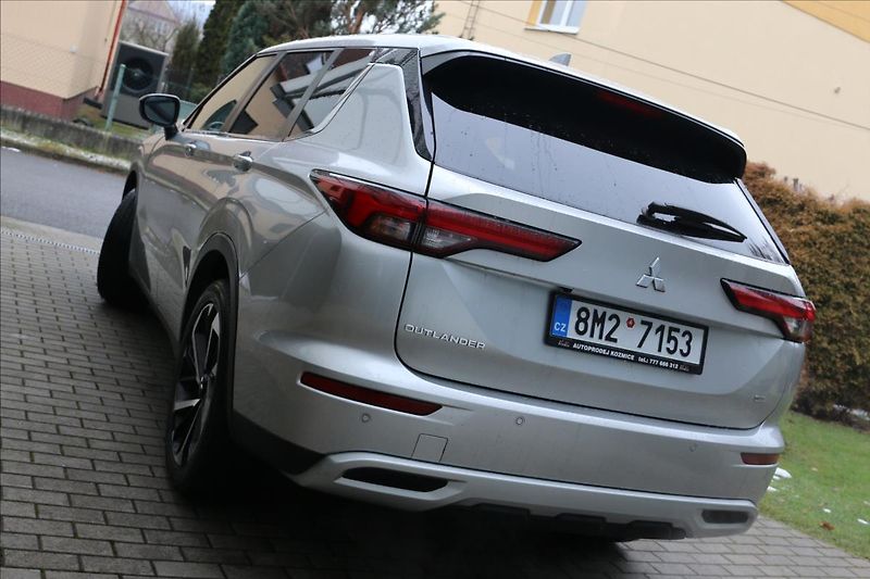 Mitsubishi Outlander 2,4 7míst, intense - fotka 12 z 70