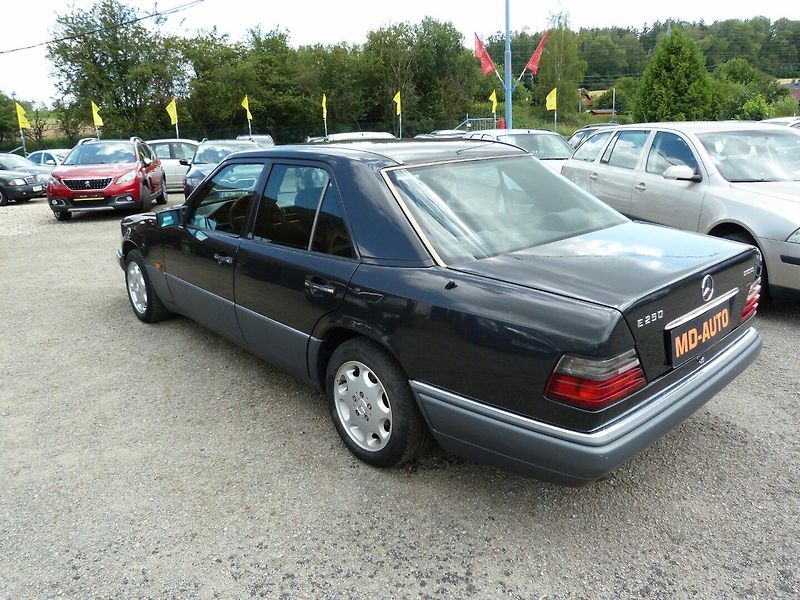 Mercedes-Benz 124 250 D - fotka 7 z 29